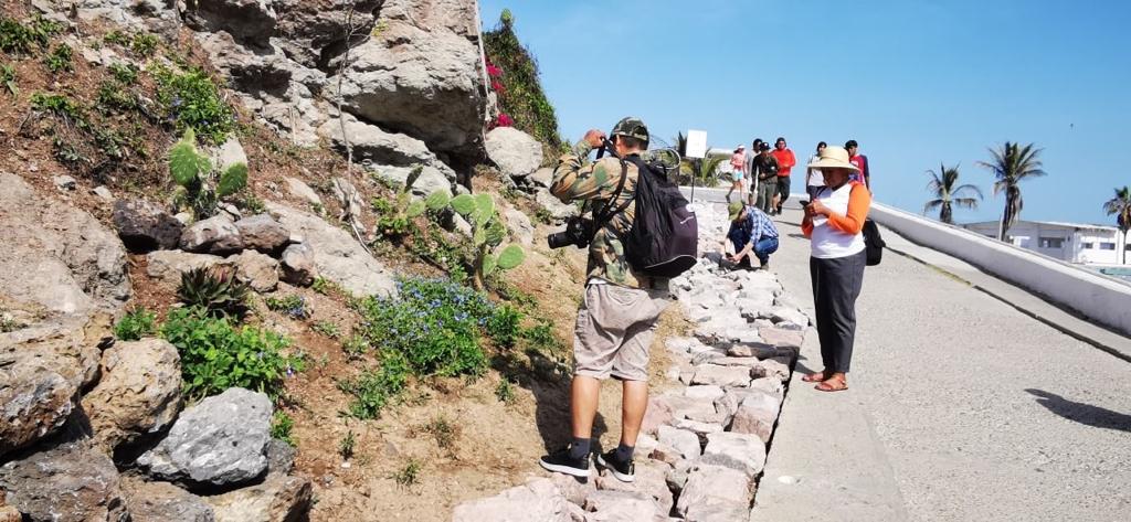 Personas subiendo el faro de Mazatlán