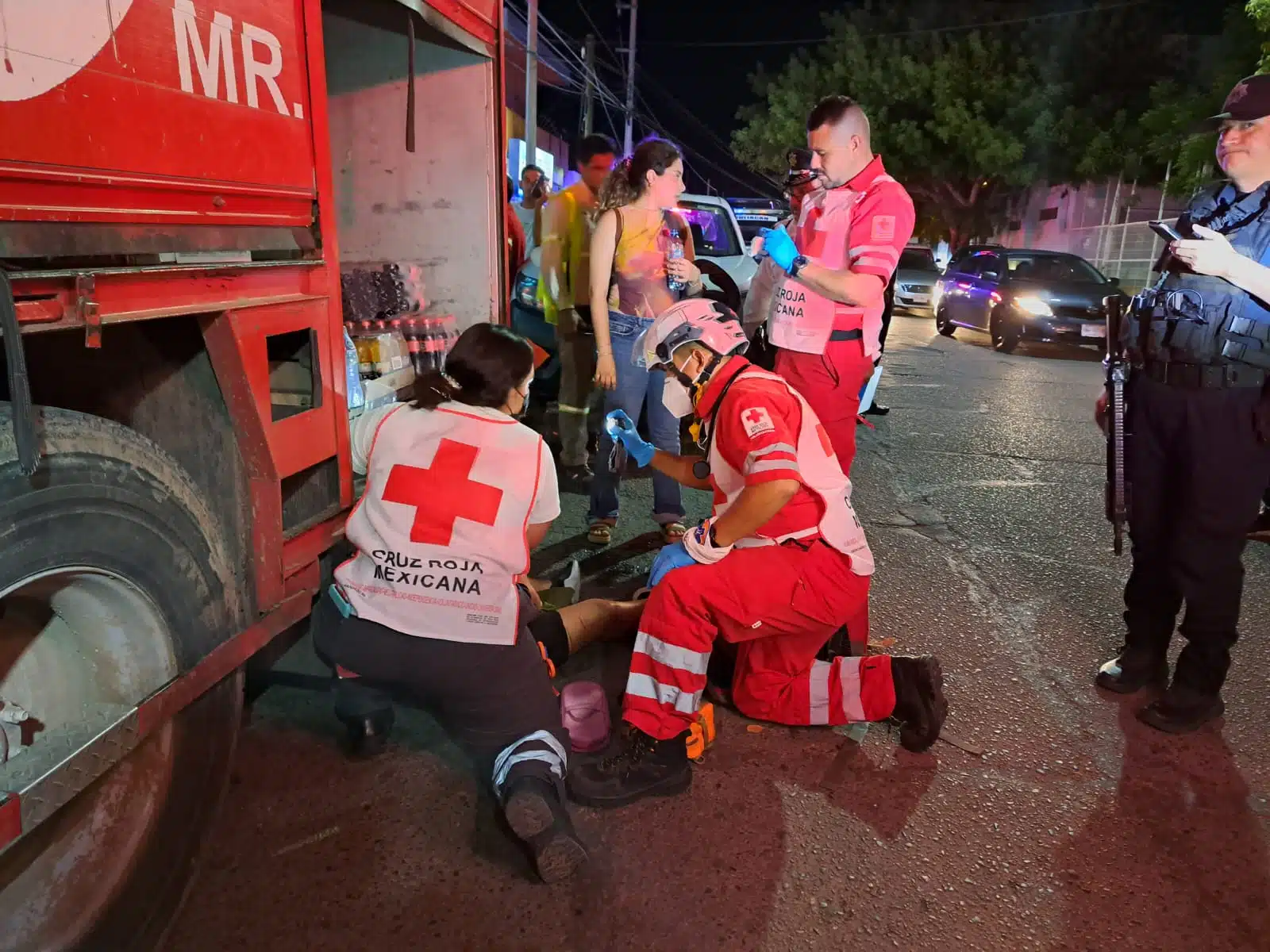 Cruz Roja auxiliando a persona lesionada