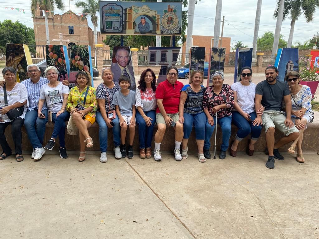 Visitantes posando para una foto durante su recorrido