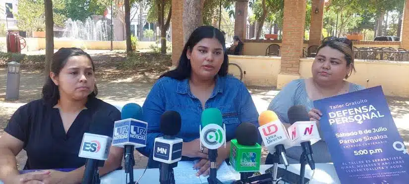 Alejandra Monserrat Limón Reyes, acompañada de integrantes del colectivo feminista Sororas durante rueda de prensa