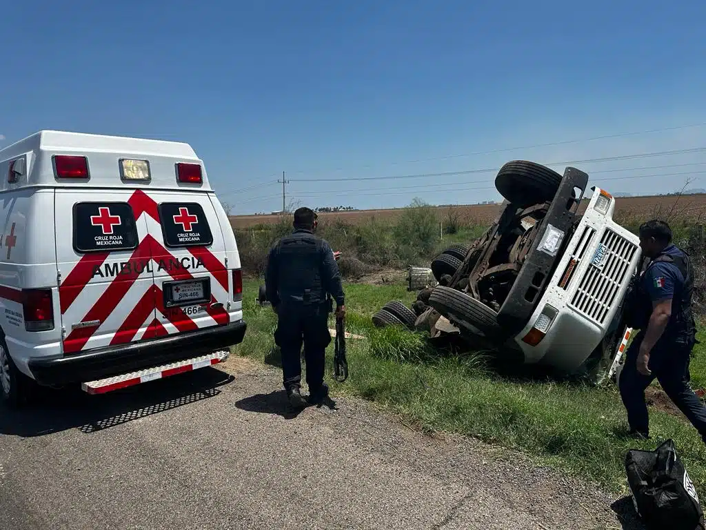 Volcadura de tractocamión, en la carretera Internacional México 15.