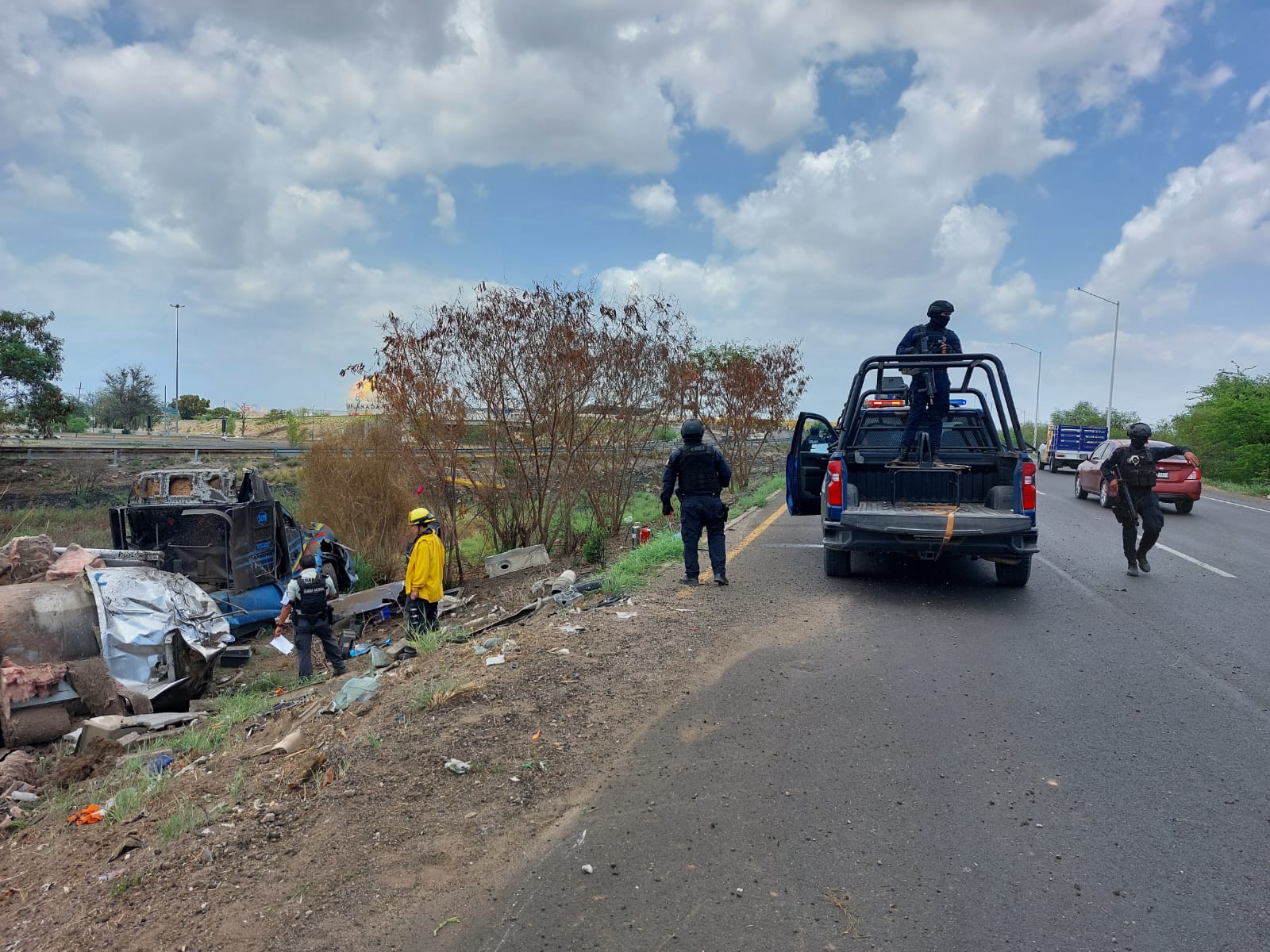 volcadura de una pipa que transportaba aproximadamente 50 mil litros de leche en Culiacán.