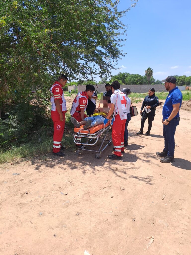 Camioneta se impacta contra motocicleta en Guasave. 