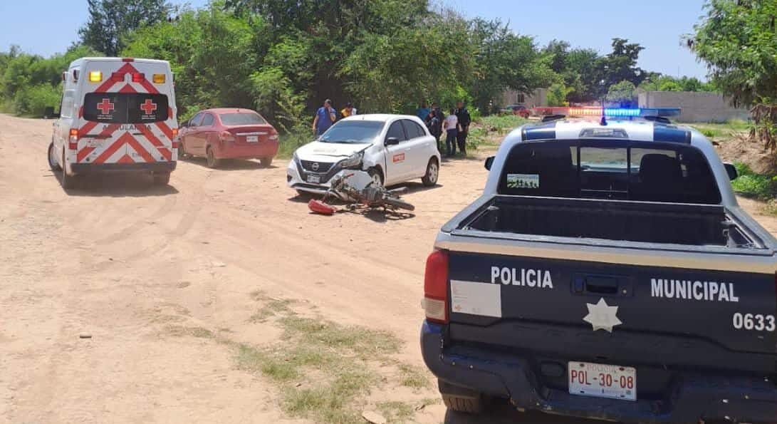 Camioneta se impacta contra motocicleta en Guasave.