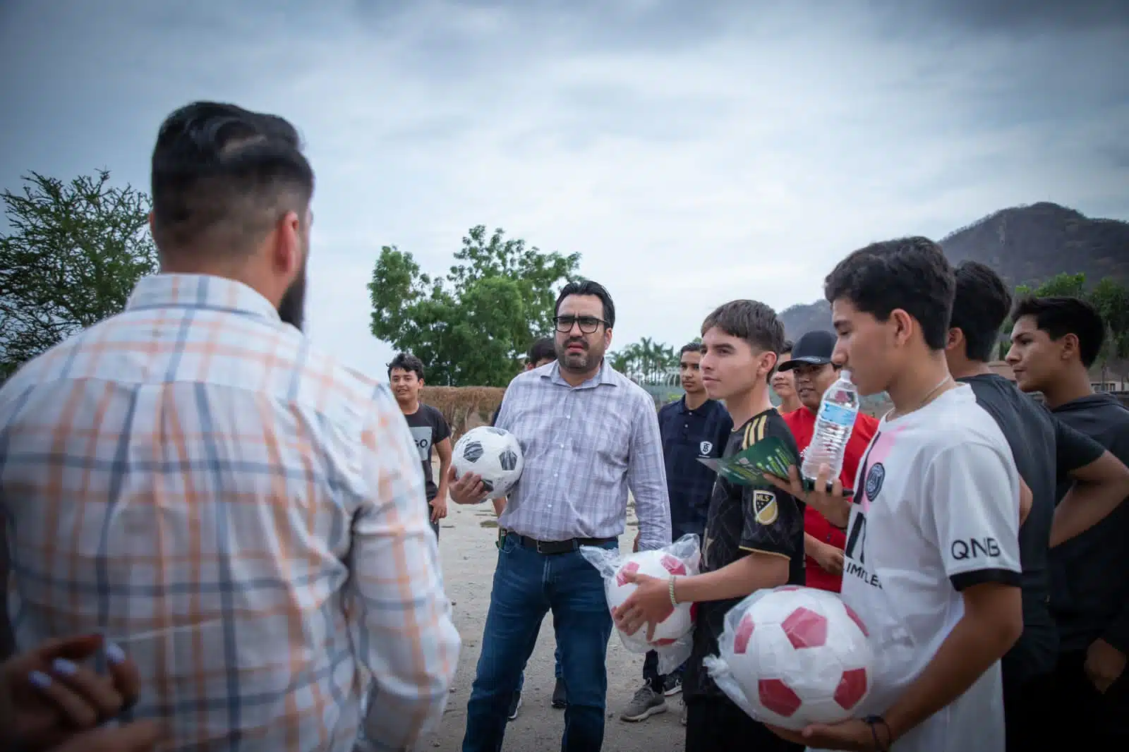 Alcalde de Culiacán visita la comunidad de Jesús María y da a conocer la actividades culturales y deportivas, además de presentar la 