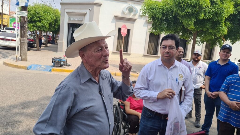 Ayuntamiento de Angostura inició la pavimentación de una cuadra de la calle Gabriel Leyva en el centro de la cabecera municipal.