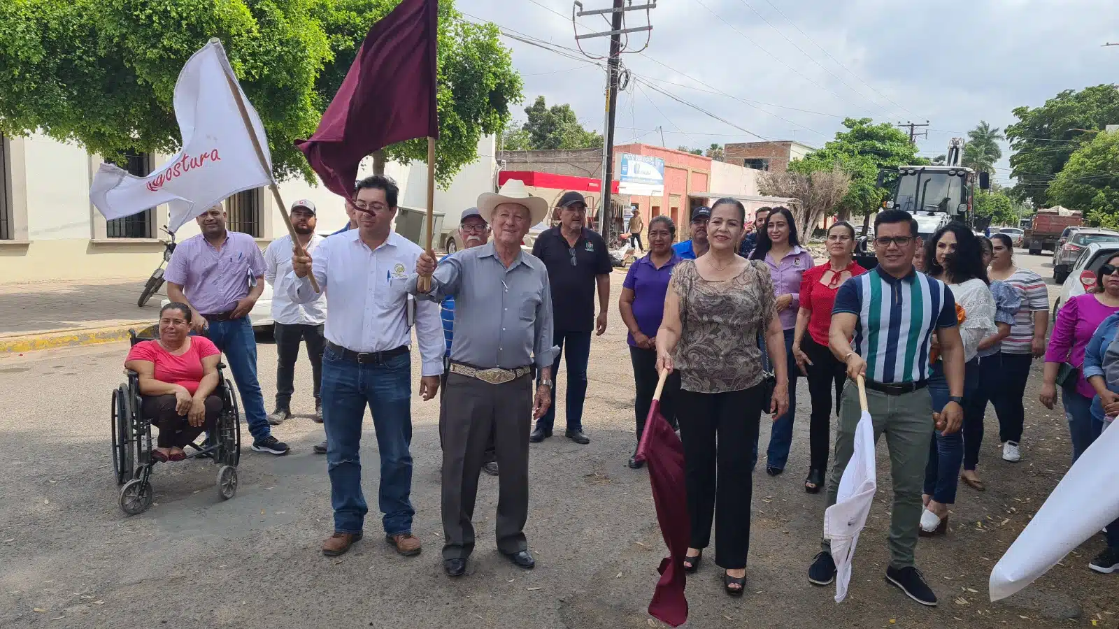 Ayuntamiento de Angostura inició la pavimentación de una cuadra de la calle Gabriel Leyva en el centro de la cabecera municipal.