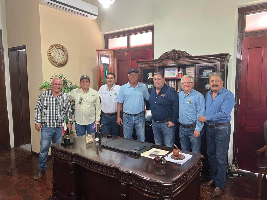 Acalde y trabajadores del Modulo durante una reunión