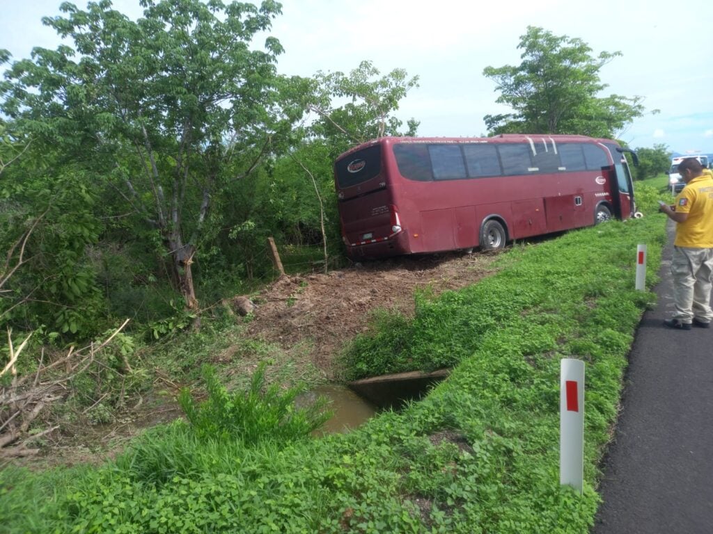 Autobús turístico accidentado