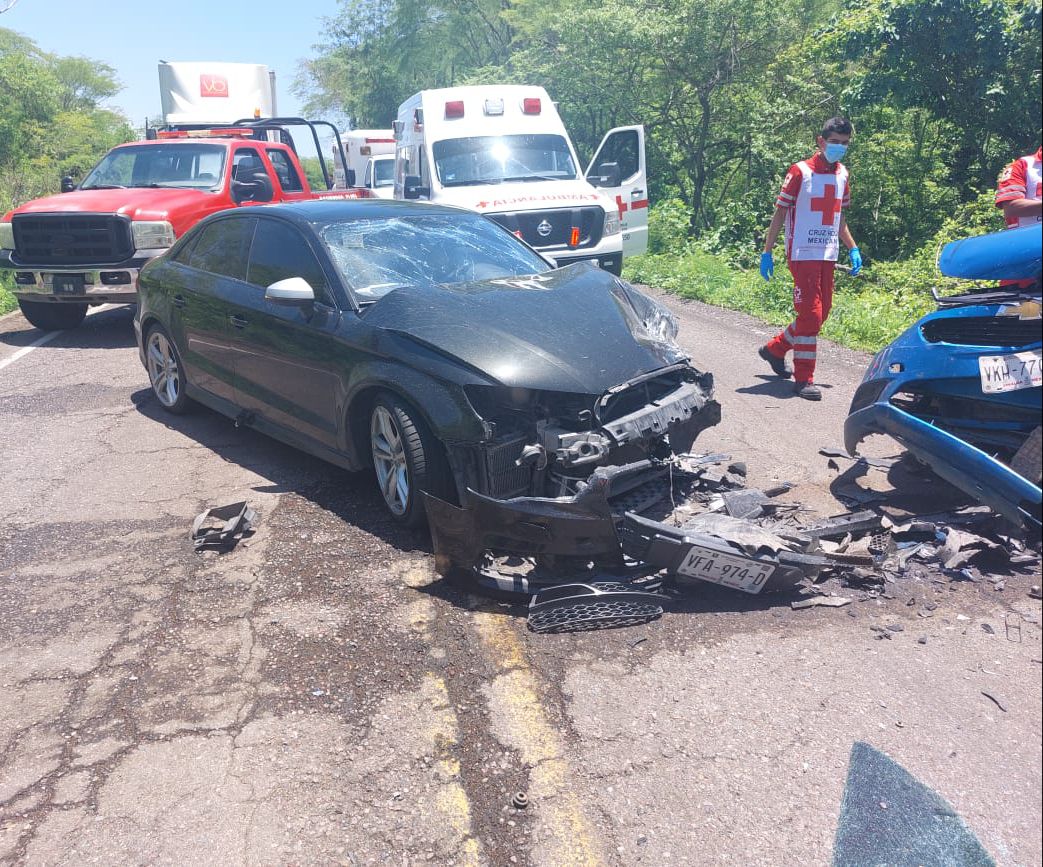 En el accidente murieron Fredy Fabián “H”, delegado de la Cruz Roja en Cosalá, y su señora madre, Consuelo “C”.