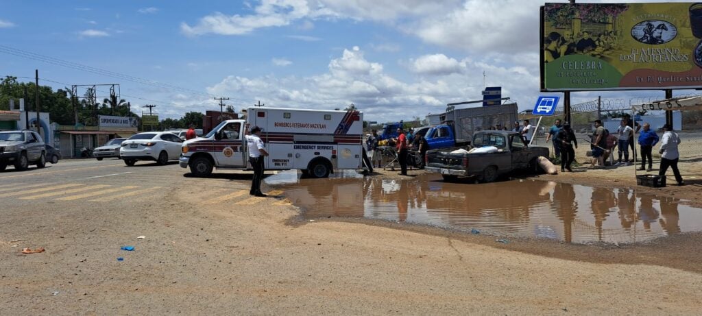 Una camioneta en el agua chocó contra un señalamiento y muchas personas