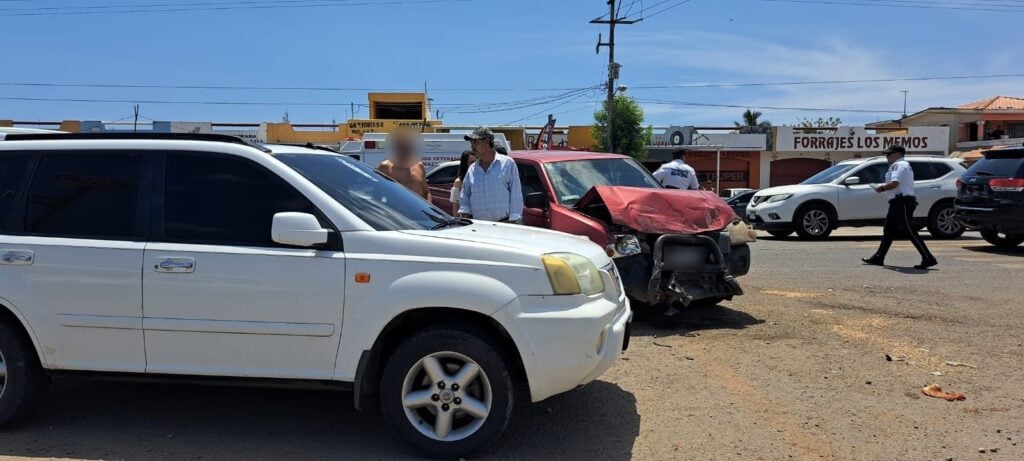 Una camioneta con el frente chocado, otra a un lado, otras atrás y 4 personas paradas