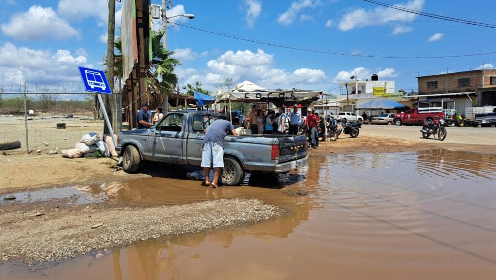 Una camioneta en el agua chocó contra un señalamiento y muchas personas