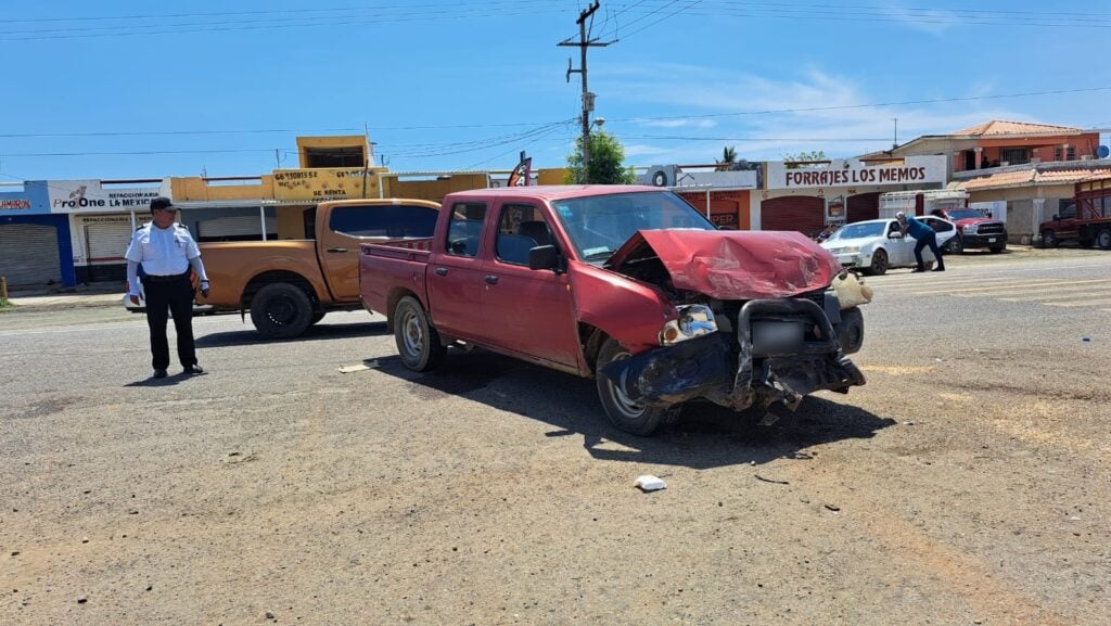 Una camioneta con el frente chocado, otra atrás y una persona parada