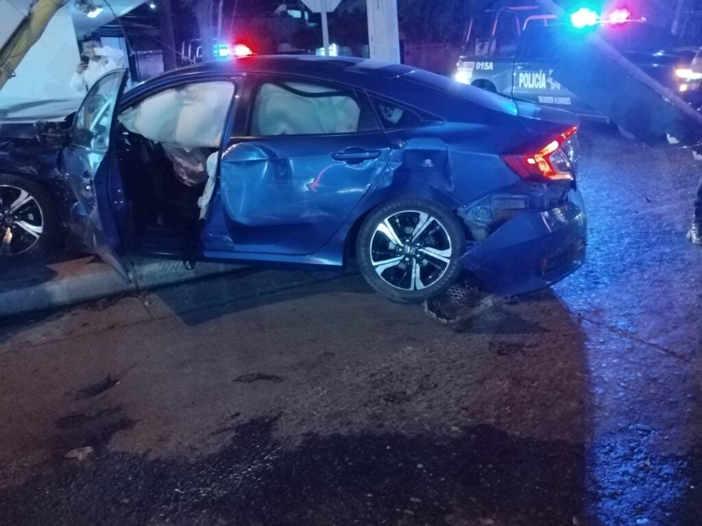 Un carro chocado con la puerta abierta y las bolsas de aire reventadas