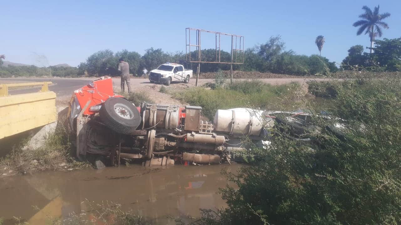 La revolvedora quedó dentro de un canal de riego, en Higuera de Zaragoza.