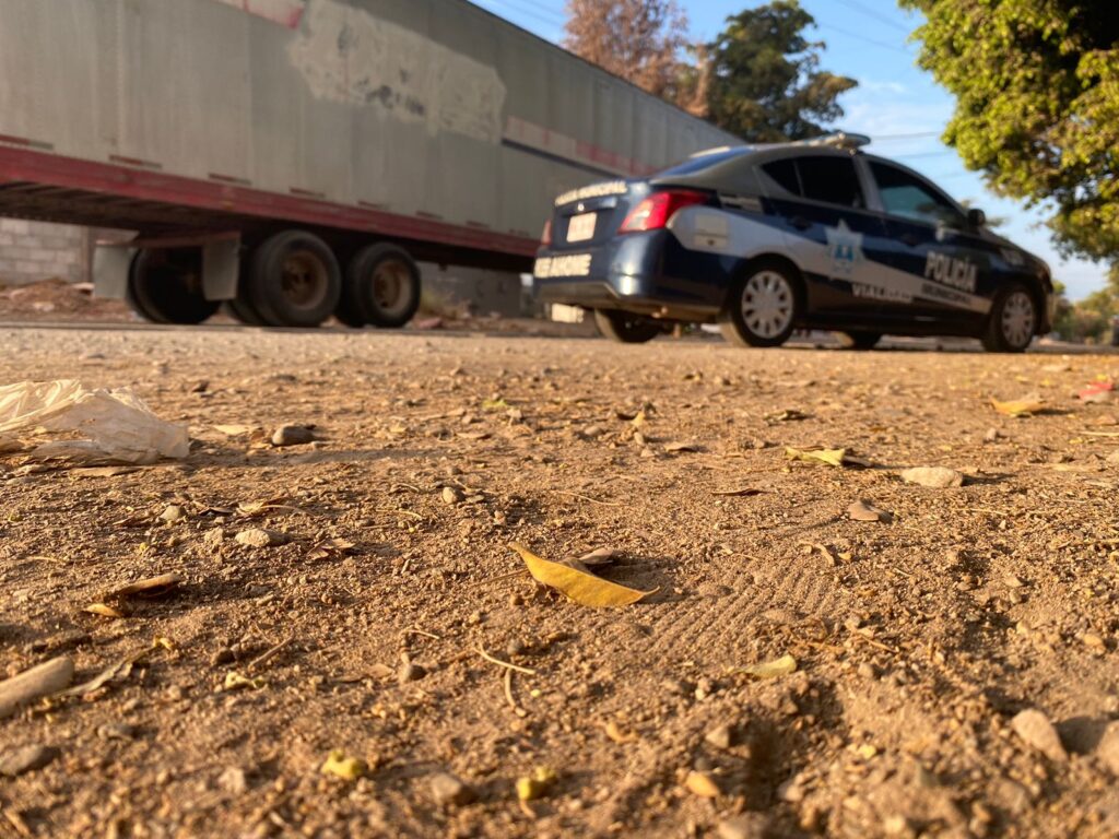Caja de trailer y una patrulla de la Policía de Ahome