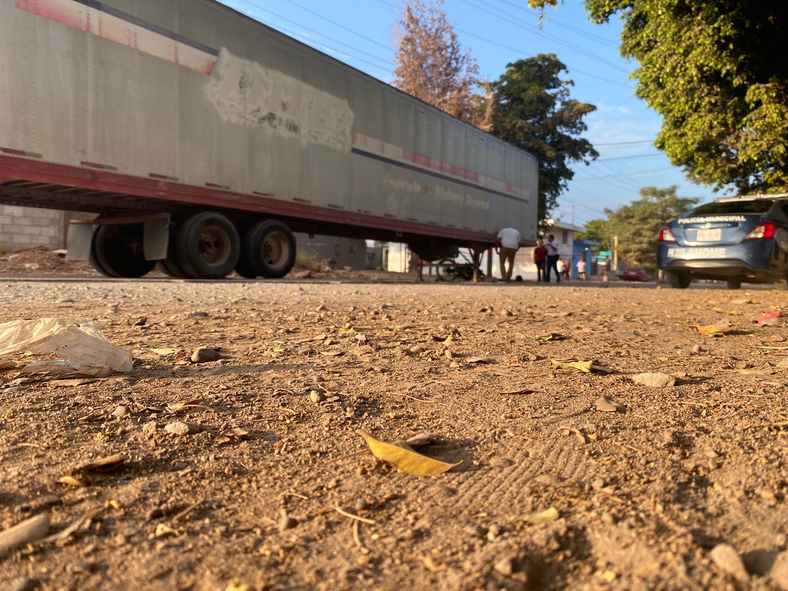 Caja de trailer y motocicleta queda a lado tras chocar un menor de edad