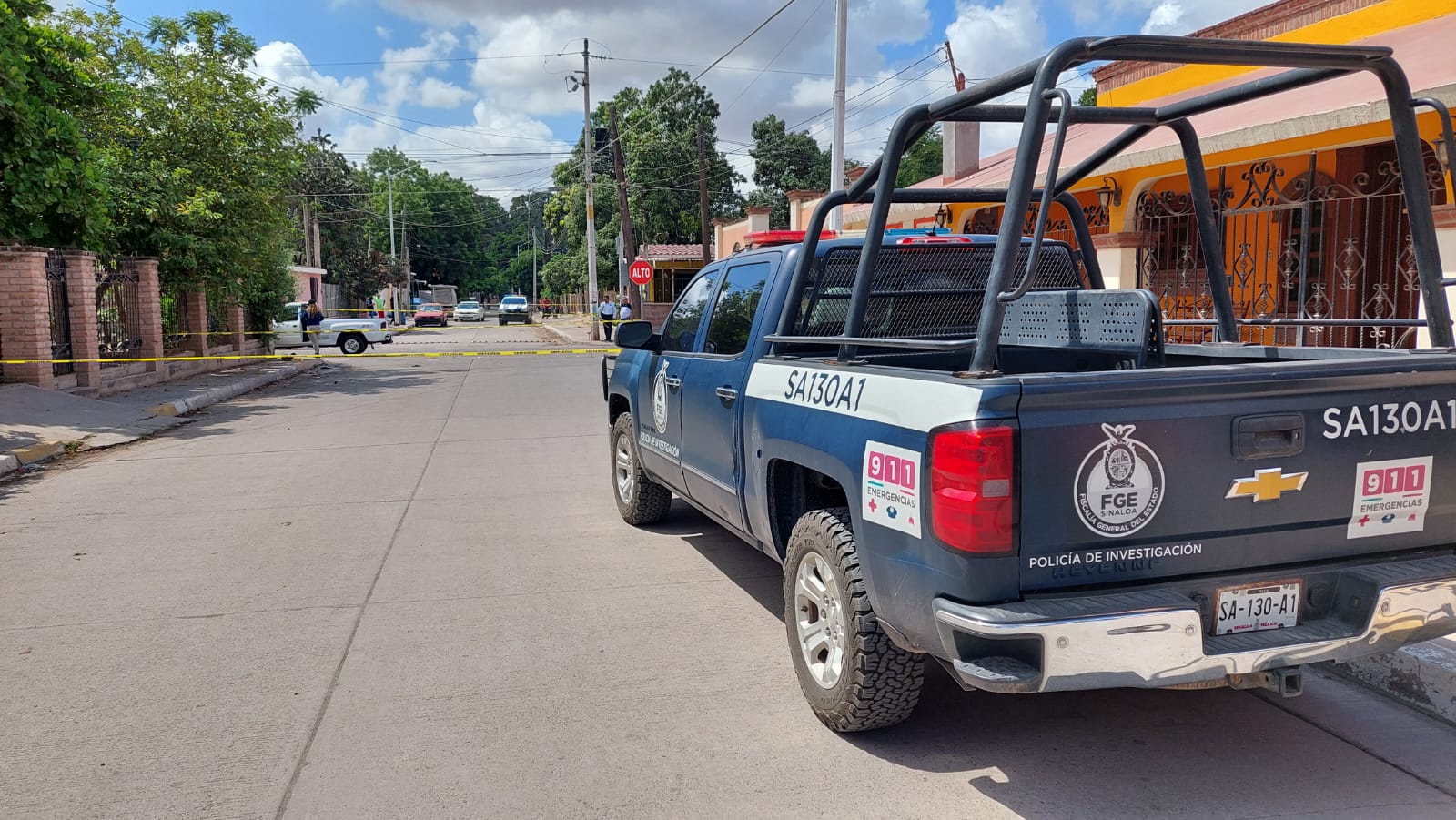 Camioneta de la policía estacionada sobre la calle