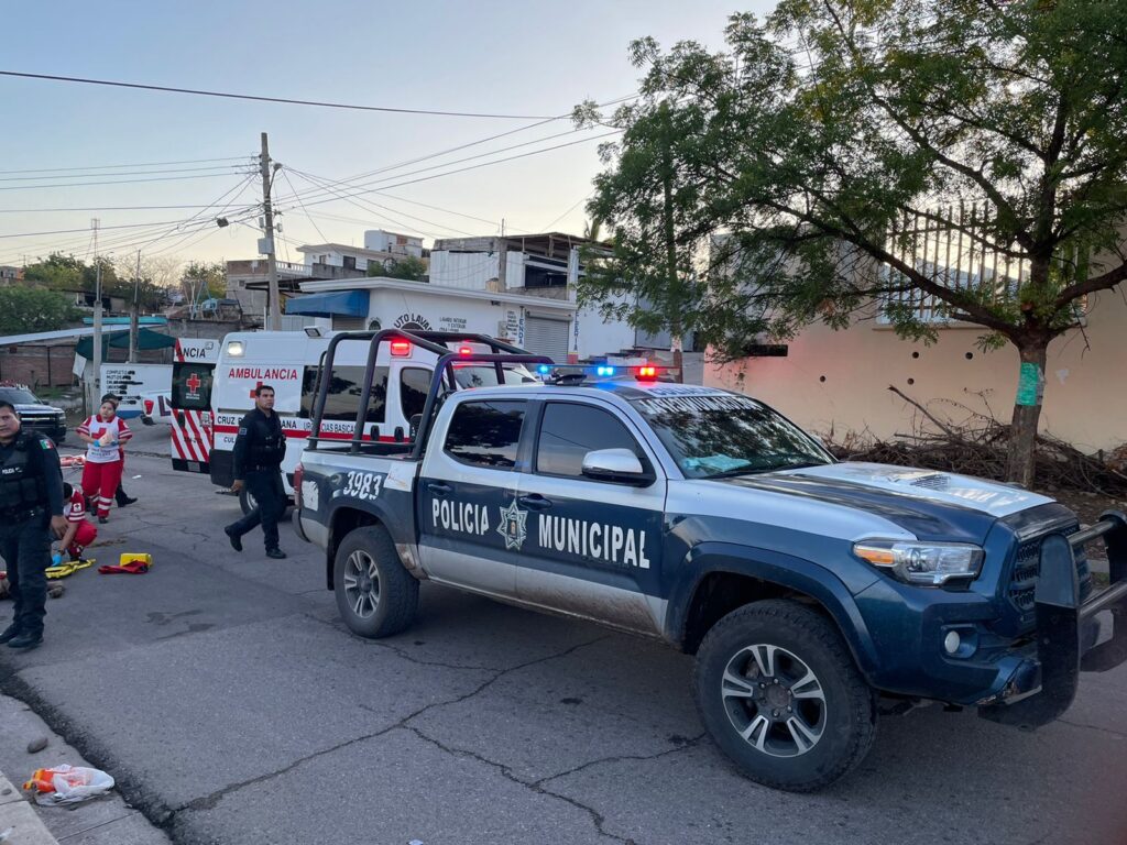 Una camioneta de la policía municipal de Culiacán, una ambulancia de la Cruz Roja y 4 personas