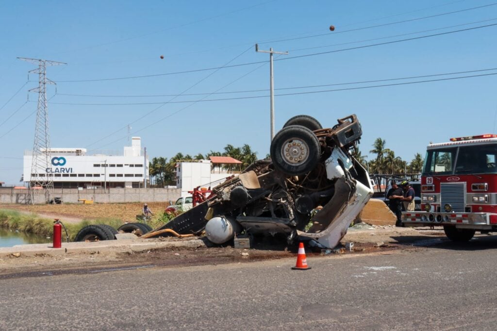 Accidente en un canal de la zona industrial de Los Mochis