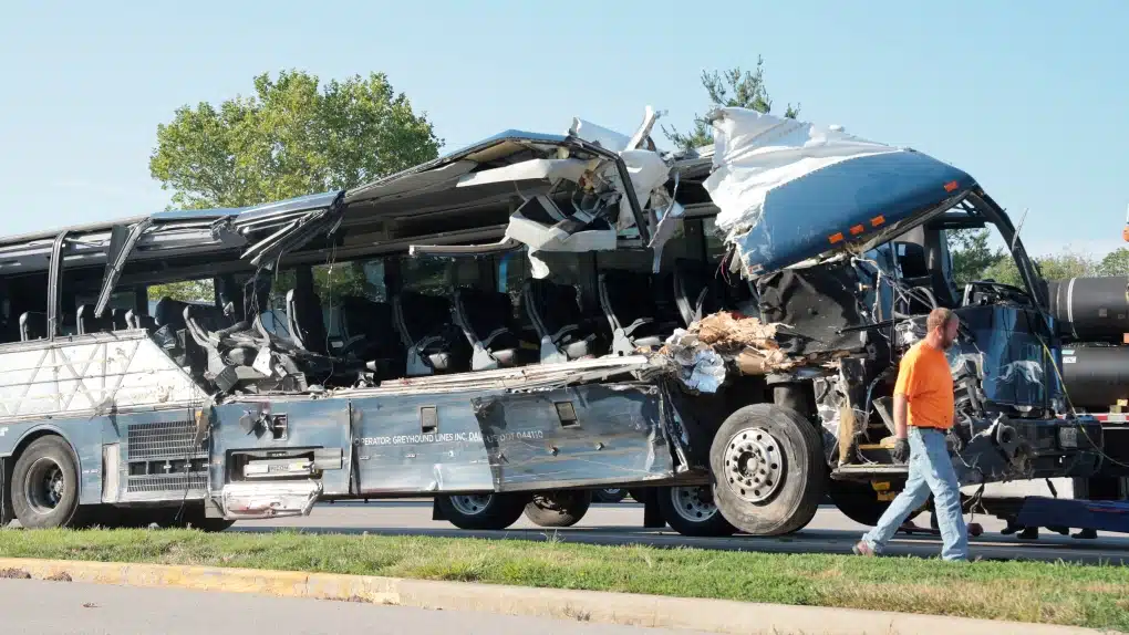 Autobús de pasajeros queda destrozado tras accidente sobre una autopista en Illinois