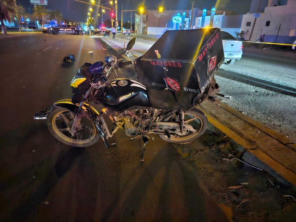 Motocicleta en la calle tras accidente