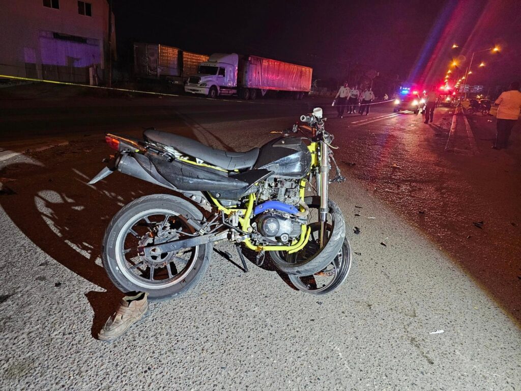 Motocicleta dañada tras accidente