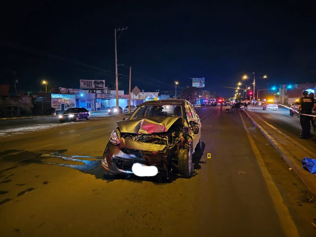 Auto March destrozado en medio de la calle