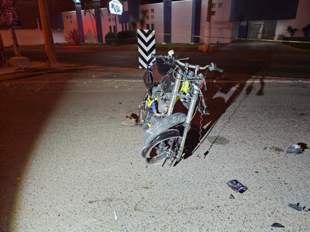 Motocicleta dañada en la calle tras accidente