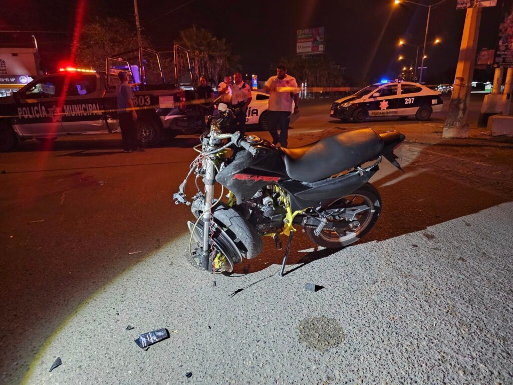 Motocicleta dañada en la calle tras accidente