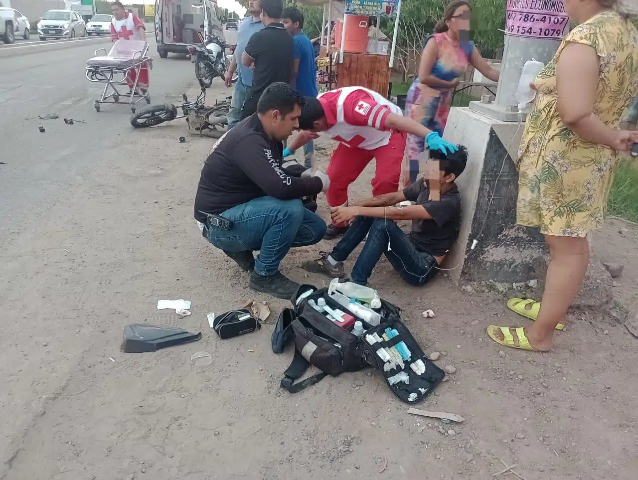 Paramédicos del Grupo Voluntario de Costa Rica y Cruz Roja auxiliaron a los lesionados.