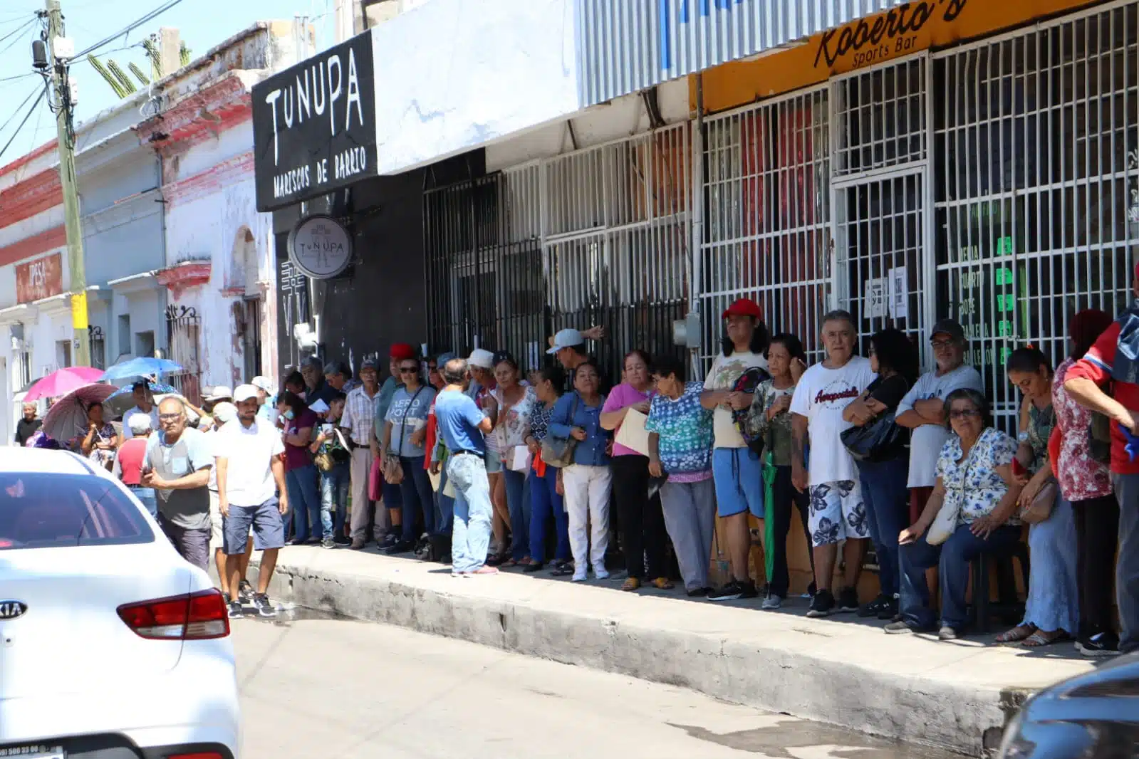 Algunos llegaron en la madrugada y tienen que esperar horas para cobrar su pensión universal