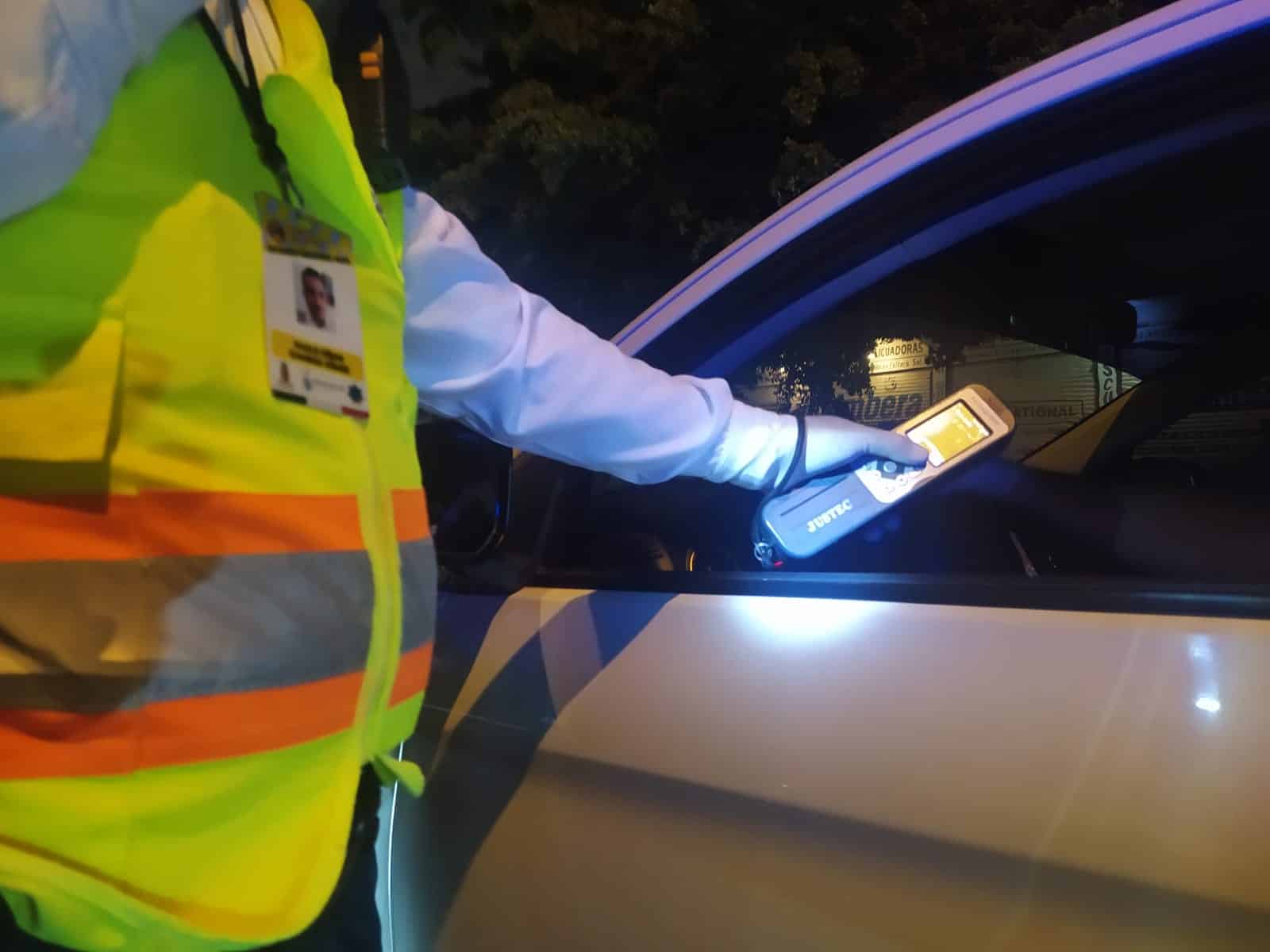 Agente de Tránsito de Mazatlán aplica prueba de alcoholímetro