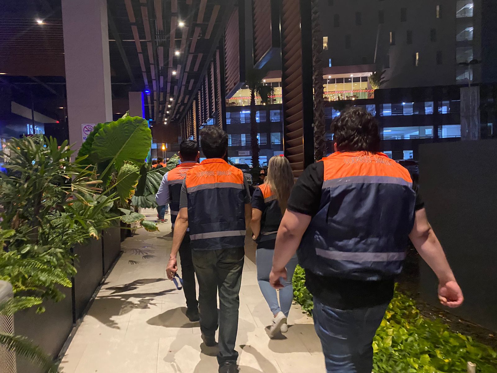 Agentes de Coepriss durante inspección en conocida plaza de Los Mochis