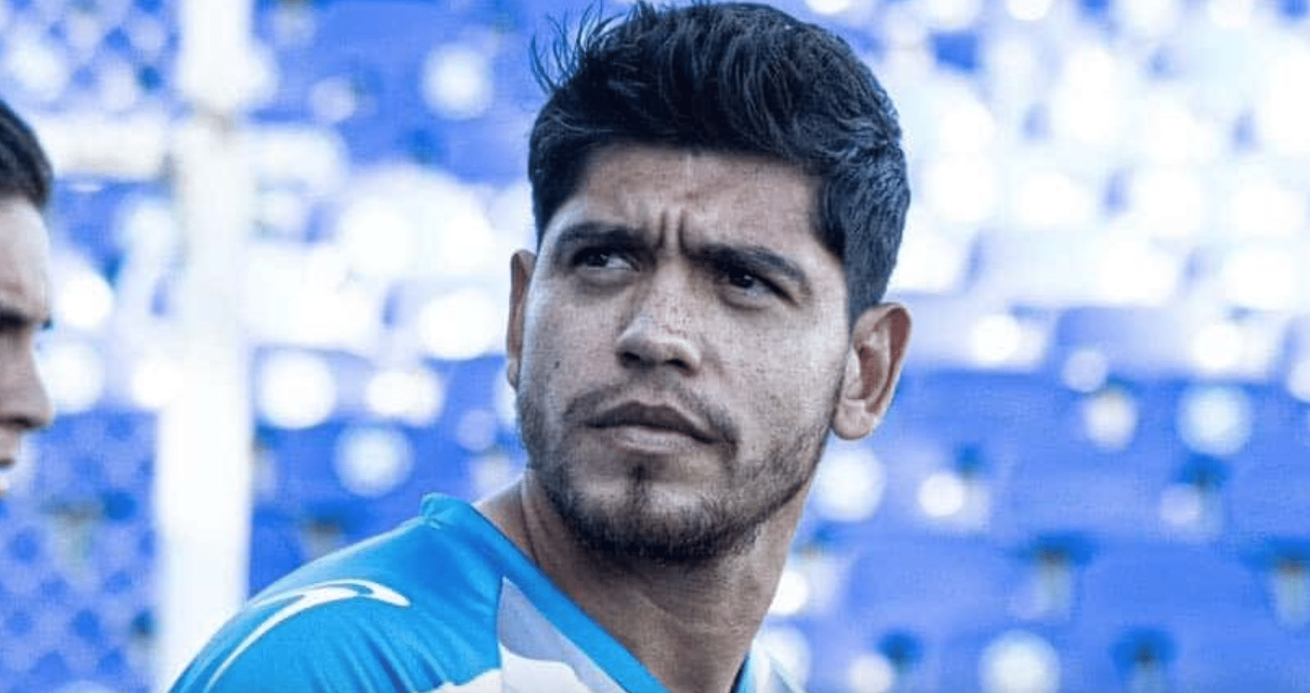 El ahomense Gael Acosta entra a la cancha de juego a unos momentos de iniciar el partido