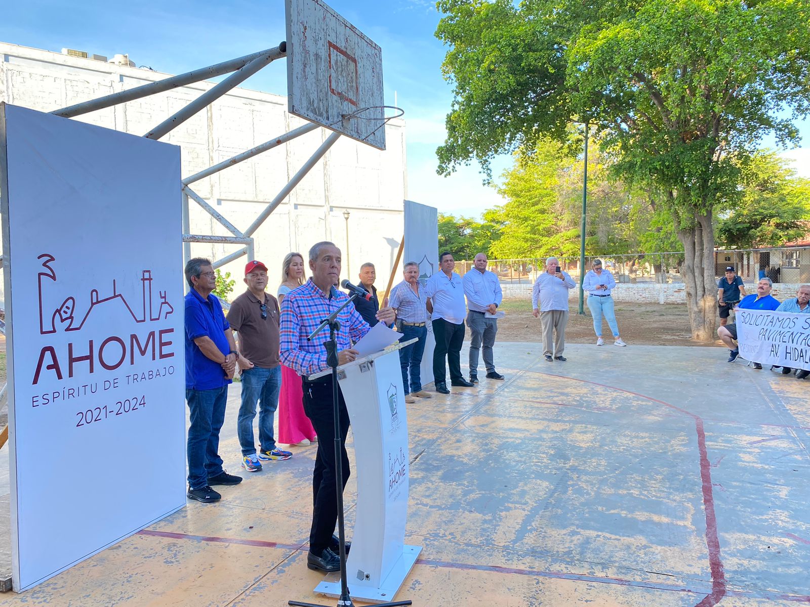 Alcalde de Ahome durante evento en parque de la colonia Infonavit Mochicahui