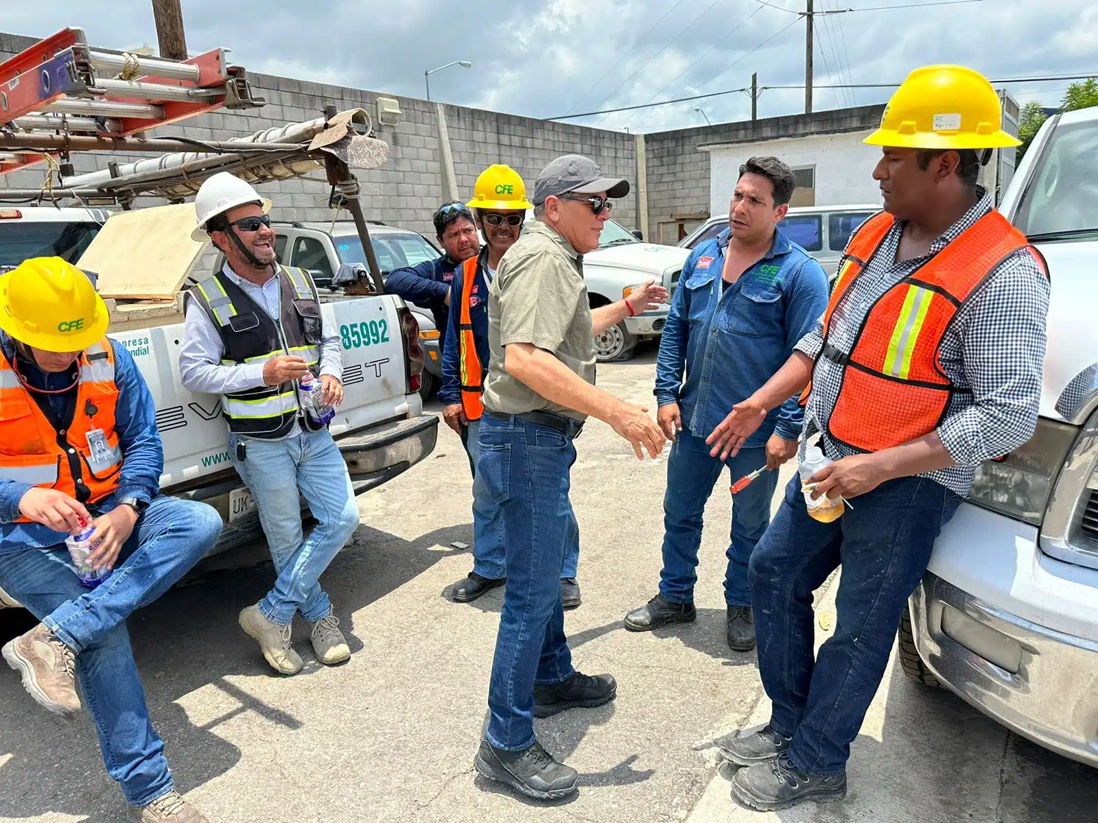 Alcalde de Mazatlán con trabajadores de CFE en subestación oriente