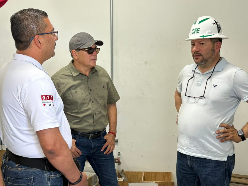 Alcalde de Mazatlán platica con trabajador de CFE