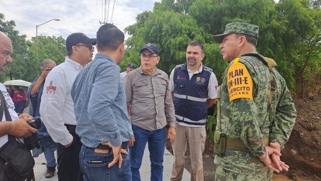Alcalde de Mazatlán, funcionarios y personal del Ejército supervisando zonas afectadas por lluvias
