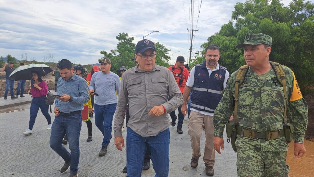 Alcalde de Mazatlán, funcionarios y personal del Ejército supervisando zonas afectadas por lluvias