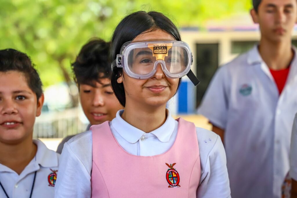 Alumnos de secundaria durante proyecto vial