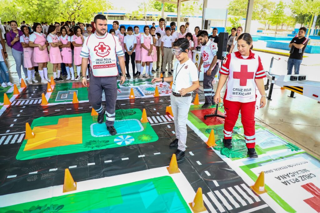 Alumnos de secundaria durante proyecto vial