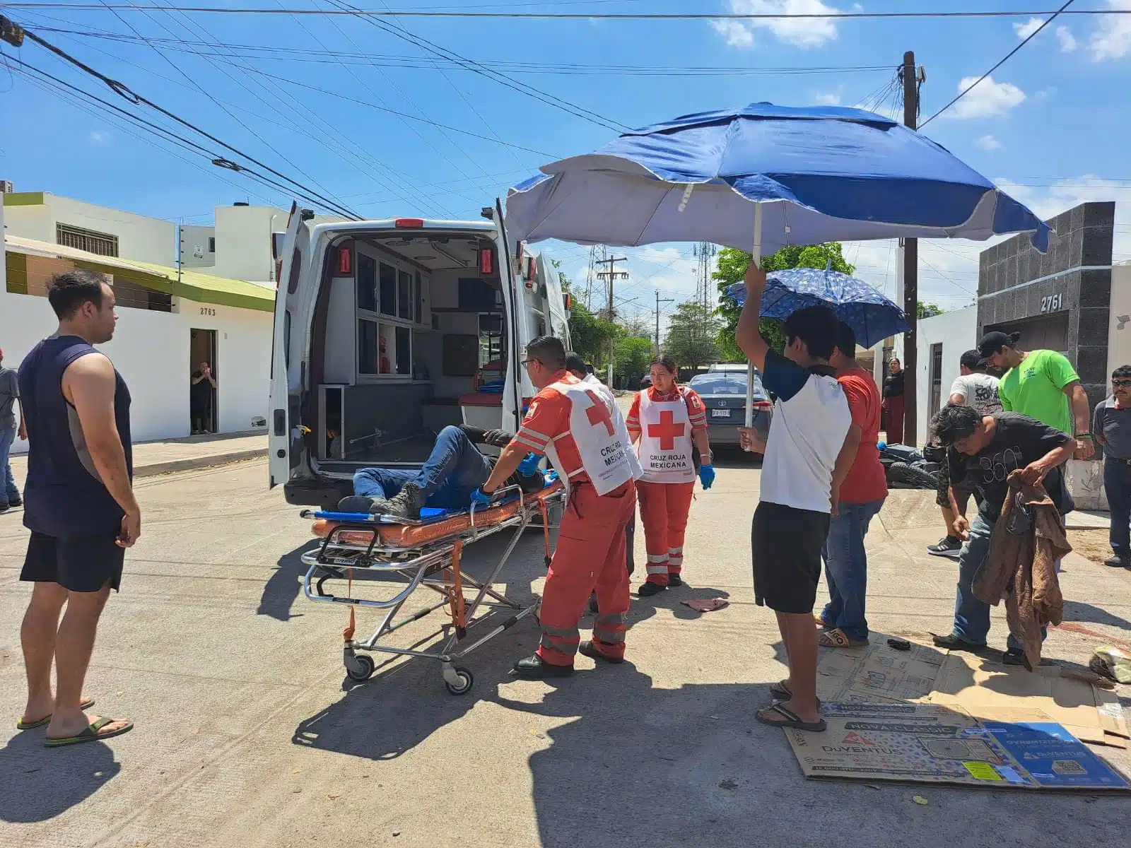 Ambulancia de Cruz Roja auxilia a lesionado en Culiacán