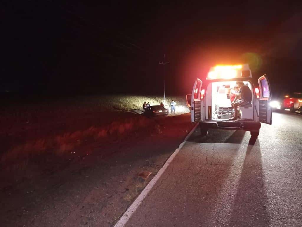 Ambulancia de Cruz Roja sobre carretera de Angostura para atender a lesionado en accidente y volcadura