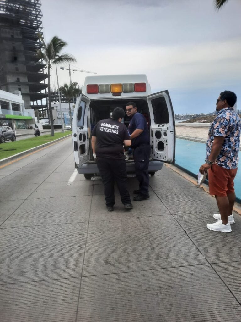 Ambulancia y paramédicos de Bomberos Veteranos en Mazatlán