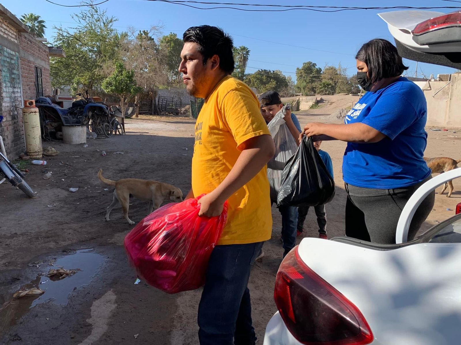 2 personas con bolsas