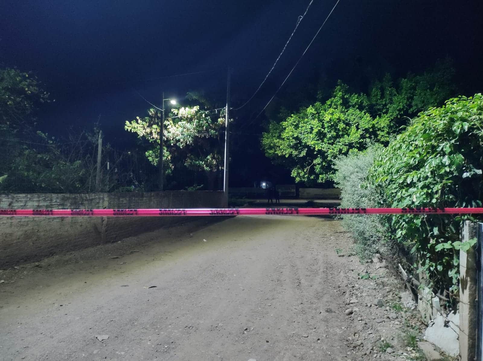 El cuerpo quedó a orillas de un canal de riego que atraviesa la comunidad de Lomas de Monterrey