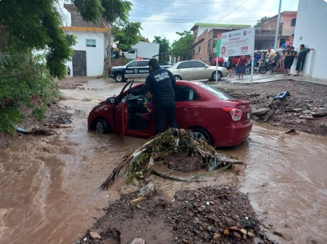 Auto varado por las lluvias