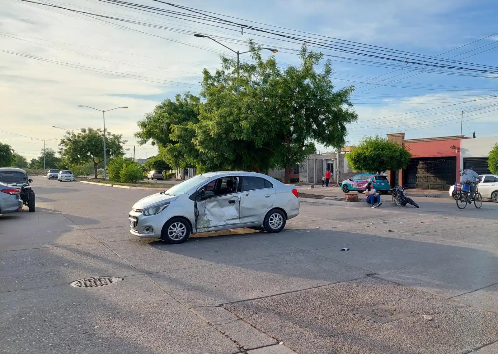 Auto chocado tras accidente en Los Mochis